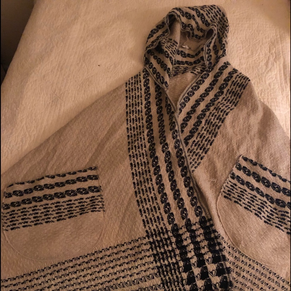 Hooded poncho w pockets
